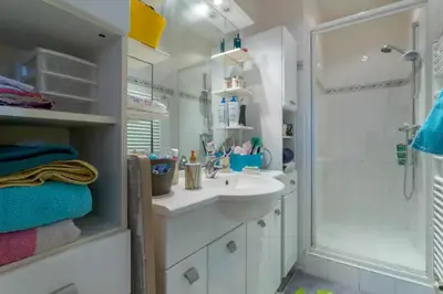 Salle de bains dans l'établissement T3 55m2 & Garage, proche Saône, et 5 min Vieux Lyon via Metro D