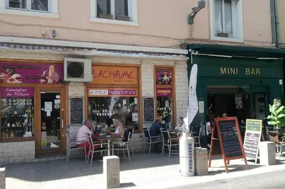 Restaurant ou autre lieu de restauration dans l'établissement T3 55m2 & Garage, proche Saône, et 5 min Vieux Lyon via Metro D