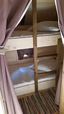 Un ou plusieurs lits dans un hébergement de l'établissement Camping le Nid du Parc