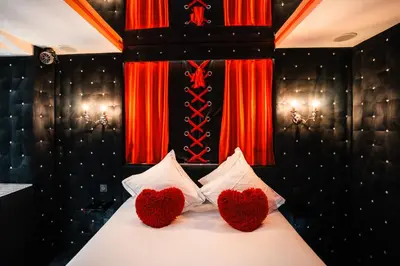 Un ou plusieurs lits dans un hébergement de l'établissement Le Cabaret Vip SPA