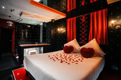 Un ou plusieurs lits dans un hébergement de l'établissement Le Cabaret Vip SPA