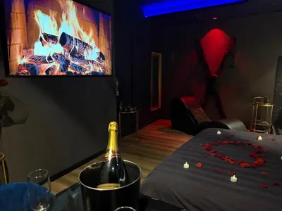 Télévision ou salle de divertissement dans l'établissement Loft, Studio and Love Rooms
