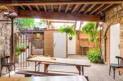 Terrasse ou espace extérieur de l'établissement Aux Prisons de Montagny