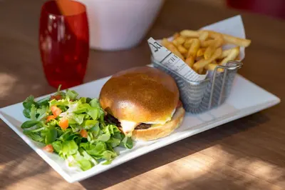 Nourriture dans l'hôtel ou à proximité