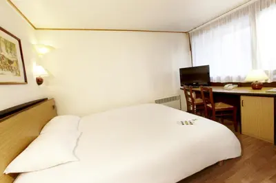 Télévision ou salle de divertissement dans l'établissement Campanile Villefranche-Sur-Saône