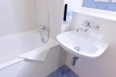 Salle de bains dans l'établissement Campanile Villefranche-Sur-Saône