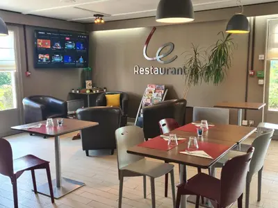 Télévision ou salle de divertissement dans l'établissement Campanile Saint-Etienne Est- Saint-Chamond