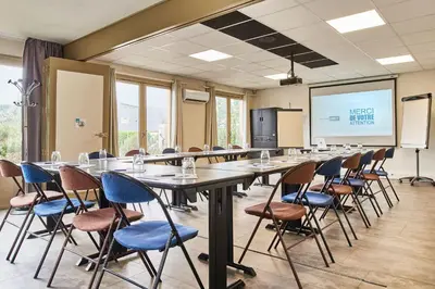 Espace de conférence ou salle de réunion dans l'établissement Kyriad Direct Lyon Sud - Chasse-Sur-Rhône