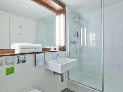 Salle de bains dans l'établissement Campanile L'Isle d'Abeau - Bourgoin Jallieu