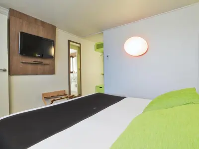 Télévision ou salle de divertissement dans l'établissement Campanile L'Isle d'Abeau - Bourgoin Jallieu