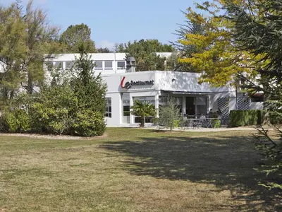 Jardin de l'établissement Campanile Lyon Nord - Ecully