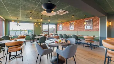 Restaurant ou autre lieu de restauration dans l'établissement Campanile NATURE - Lyon Est Bron Eurexpo