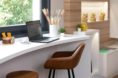 Télévision ou salle de divertissement dans l'établissement Kyriad Saint-Etienne Centre