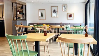 Coin salon dans l'établissement Campanile Saint-Étienne Nord La Terrasse