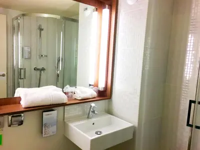 Salle de bains dans l'établissement Campanile Saint-Étienne Nord La Terrasse