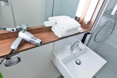 Salle de bains dans l'établissement Campanile Saint-Étienne Nord La Terrasse