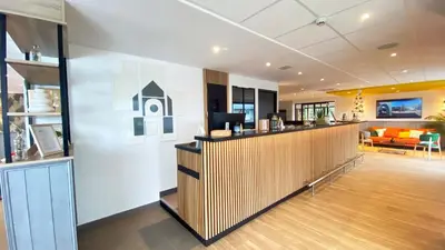 Télévision ou salle de divertissement dans l'établissement Campanile Saint-Étienne Nord La Terrasse