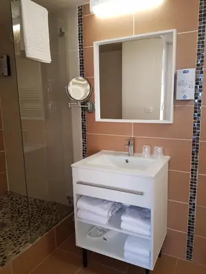 Salle de bains dans l'établissement KYRIAD LYON EST – Saint Quentin Fallavier