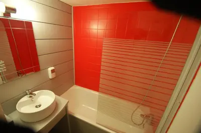 Salle de bains dans l'établissement KYRIAD LYON EST – Saint Quentin Fallavier
