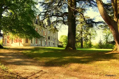 Jardin de l'établissement Château de Varambon - chambres d'hôtes et séminaires d'entreprise