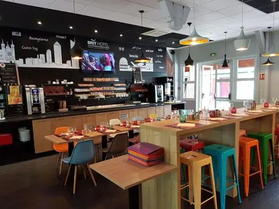 Restaurant ou autre lieu de restauration dans l'établissement Brit Hotel Lyon Nord Dardilly