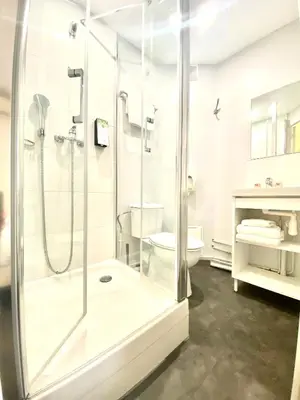 Salle de bains dans l'établissement Brit Hotel Lyon Nord Dardilly