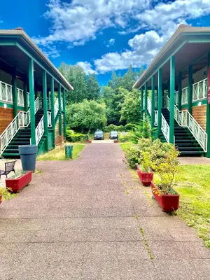 Jardin de l'établissement Brit Hotel Lyon Nord Dardilly