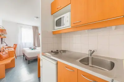 Cuisine ou kitchenette dans l'établissement Appart’City Confort Lyon Gerland