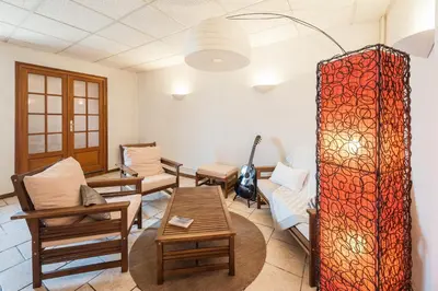 Coin salon dans l'établissement Le Relais Des Dix Crus - Logis Hôtel