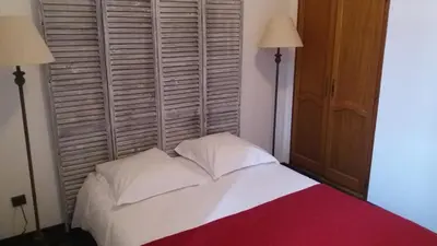 Un ou plusieurs lits dans un hébergement de l'établissement Le Relais Des Dix Crus - Logis Hôtel