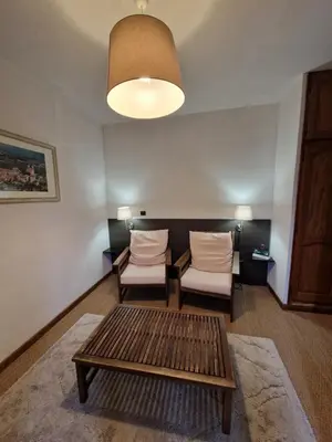 Coin salon dans l'établissement Le Relais Des Dix Crus - Logis Hôtel