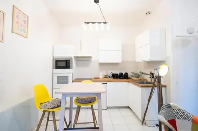Cuisine ou kitchenette dans l'établissement Suite du Vieux Lyon Cosy & calme - le Quarantaine