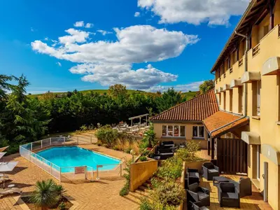 Piscine de l'établissement Logis Hotel Noemys Morgon ou située à proximité