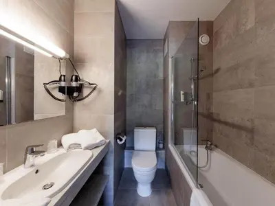 Salle de bains dans l'établissement Logis Hotel Noemys Morgon