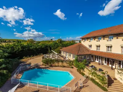 Piscine de l'établissement Logis Hotel Noemys Morgon ou située à proximité
