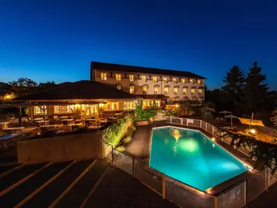 Piscine de l'établissement Logis Hotel Noemys Morgon ou située à proximité