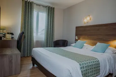Un ou plusieurs lits dans un hébergement de l'établissement Logis Hotel Le Petit Casset