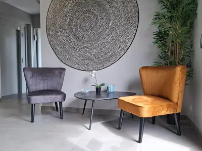 Coin salon dans l'établissement Hôtel Le Bratoria, anciennement Le Saint Vincent