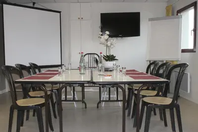Télévision ou salle de divertissement dans l'établissement Hôtel Le Bratoria, anciennement Le Saint Vincent