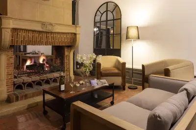 Coin salon dans l'établissement Contact Hôtels Le Savigny & Spa