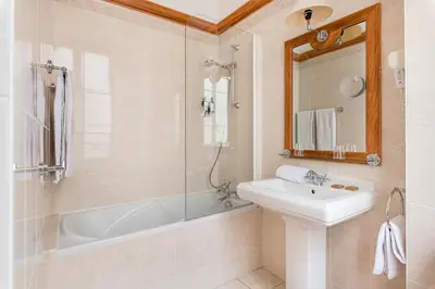 Salle de bains dans l'établissement Globe Et Cecil