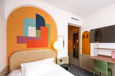 Télévision ou salle de divertissement dans l'établissement Hôtel Des Artistes