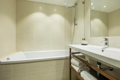 Salle de bains dans l'établissement Hôtel Des Artistes