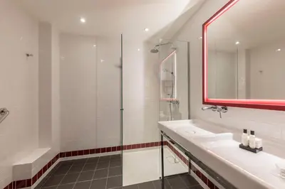Salle de bains dans l'établissement Hôtel Des Artistes