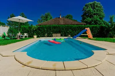 Piscine de l'établissement Loft à La Campagne ou située à proximité