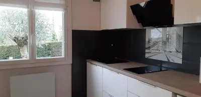 Cuisine ou kitchenette dans l'établissement Ma maison fleurie proche AEROPORT LYON ST EXUPERY, LDLC ARENA, Groupama Stadium,Eurexpo