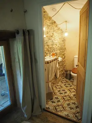 Salle de bains dans l'établissement Le Chatel en Beaujolais