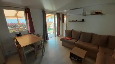 Coin salon dans l'établissement Mobil Home à Condrieu