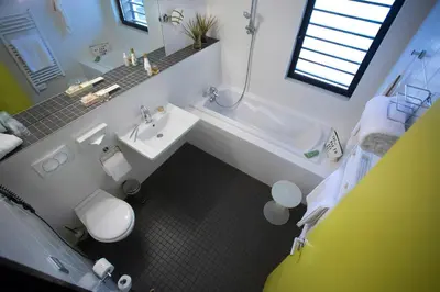 Salle de bains dans l'établissement L'Ermitage Hôtel Cuisine-À-Manger