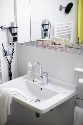 Salle de bains dans l'établissement L'Ermitage Hôtel Cuisine-À-Manger